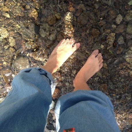 小川に浸かった足元