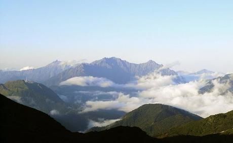 雲がかった篭ノ登山の幻想的な景色
