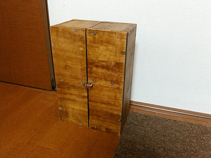 蓋を閉めた調味料ボックス