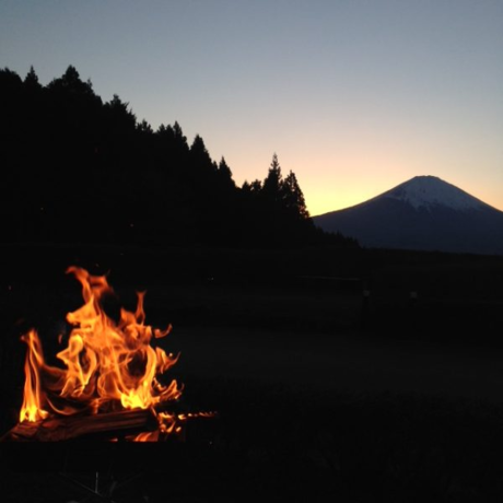 燃え盛る焚き火と背景の富士山