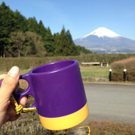 コーヒーカップと背景の富士山