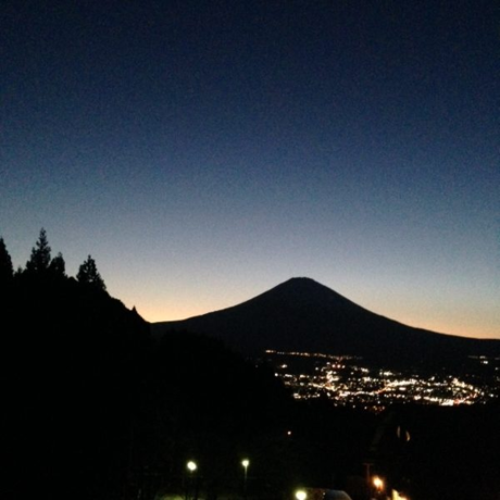 富士山のシルエットと夜景