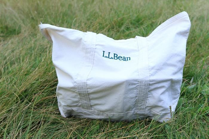 芝生の上のL.L.Beanのトートバッグ