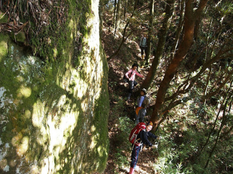 山道を歩く人々