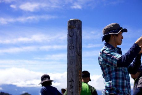 登山中の人々と青空