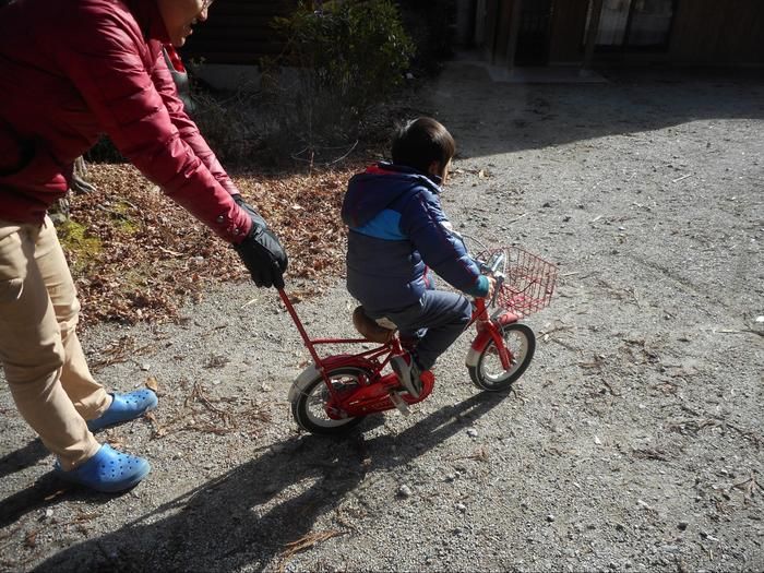 自転車で遊ぶ親子