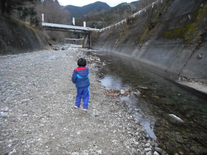 川で遊ぶ男の子