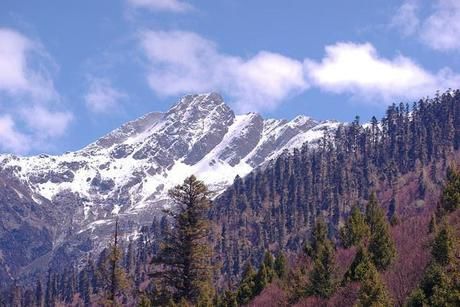 晴天と険しい雪山