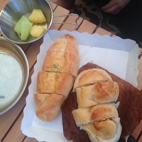 朝食のパンとフルーツ
