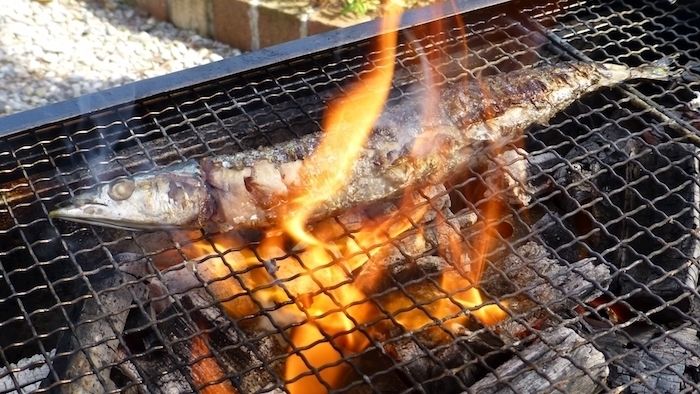 網でサンマを焼く様子