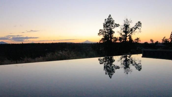 パナセア・アット・ザ・キャニオンのプールからの夕日