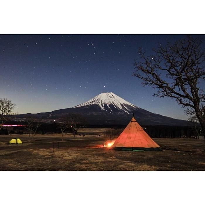 星空と富士山の下に張られたテント
