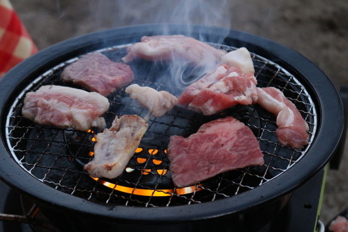 焼肉をする様子