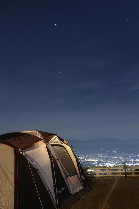 テント越しに見える夜景