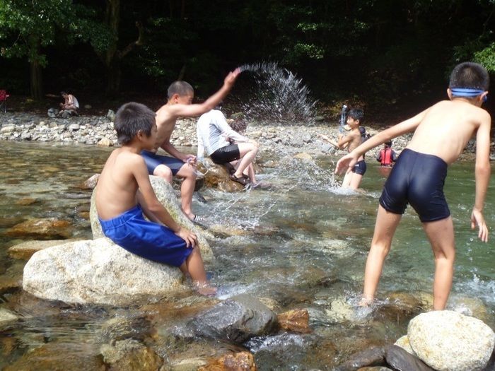 宇賀渓キャンプ場の河原で水遊びを楽しむ子供達