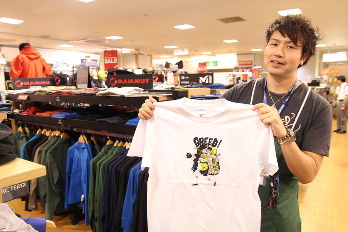 Tシャツを持った店員さん