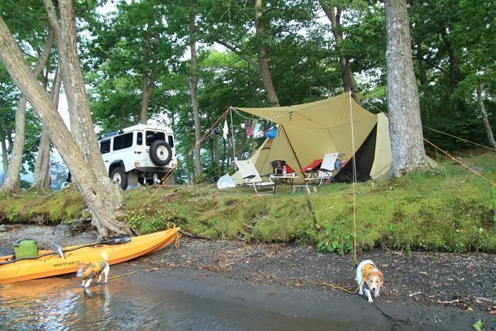 カヌーが置かれた川沿いでのキャンプの様子