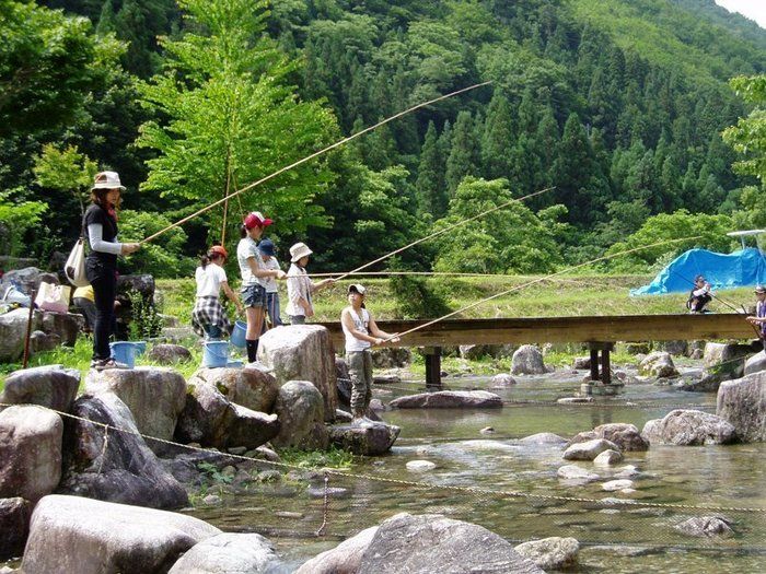 人工河川「なかんじょ川」で釣りを楽しむ家族