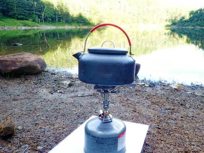 シングルバーナーでお湯を沸かす様子
