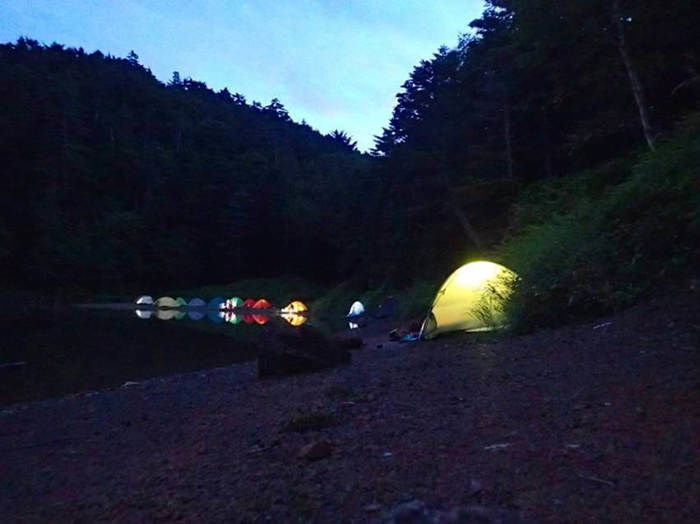 池のほとりのカラフルなテント