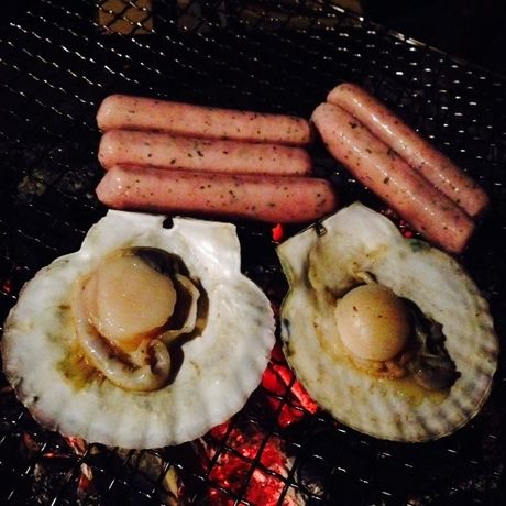 ホタテとソーセージを焼く様子
