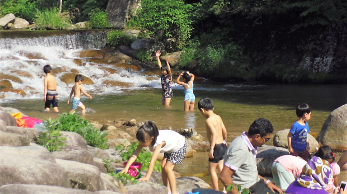 五頭山麓いこいの森の側の小川で遊ぶ子供たち