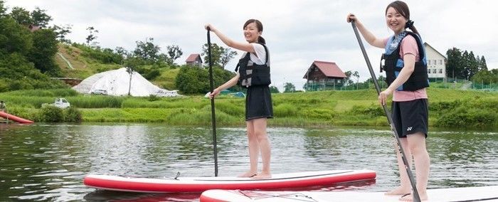 大厳寺高原 松之山キャンプ場でSUPを楽しむ女性
