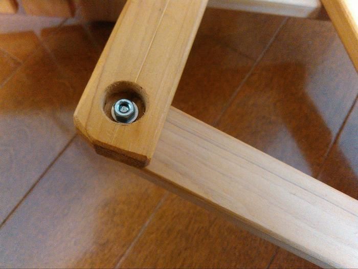 脚と天板骨を接続した様子