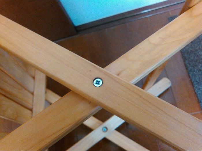 クロスする脚をナットで接続した様子