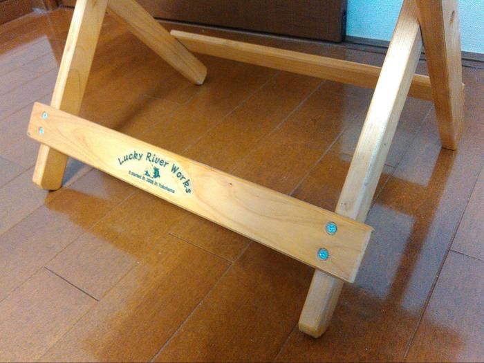 テーブルの脚を木材で固定したアップ