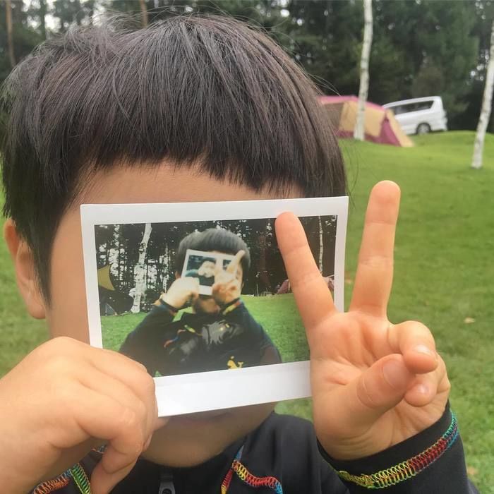 写真の中のお子さんはまた写真を持っていて、と写真の中に写真が無限に写っているかのような作品