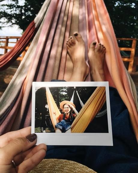 PICA山中湖のハンモックを楽しんでいる写真をハンモックに乗りながら眺めている写真