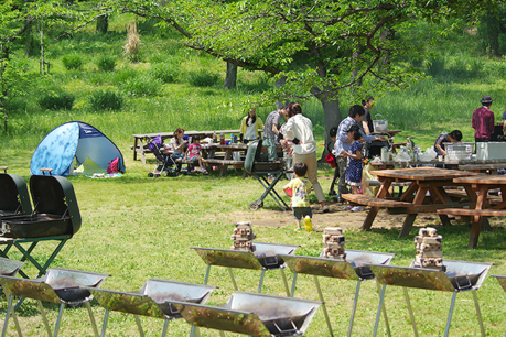 国営武蔵丘陵森林公園でバーベキューを楽しむ人々
