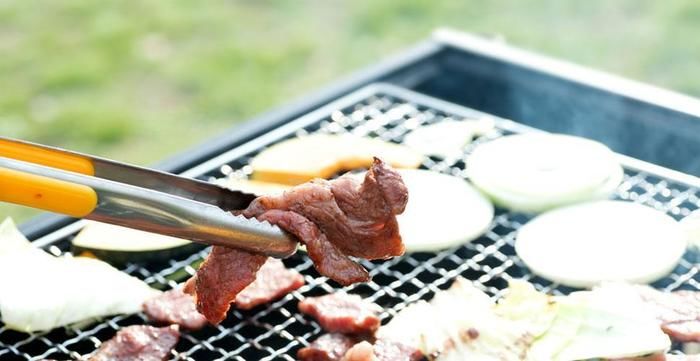 バーベキューをする手元