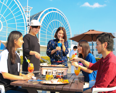 博多港国際ターミナル3F HARBOR VILLAGEでバーベキューをする人々