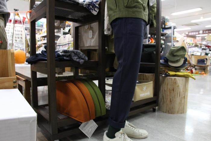 Anti Flame Pantsをはいた足元
