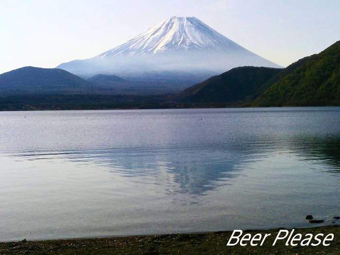 湖の向こう側にそびえ立つ富士山