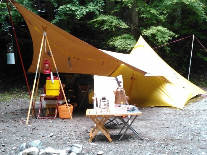 ソロキャンプ用のテントと道具が設営されている様子