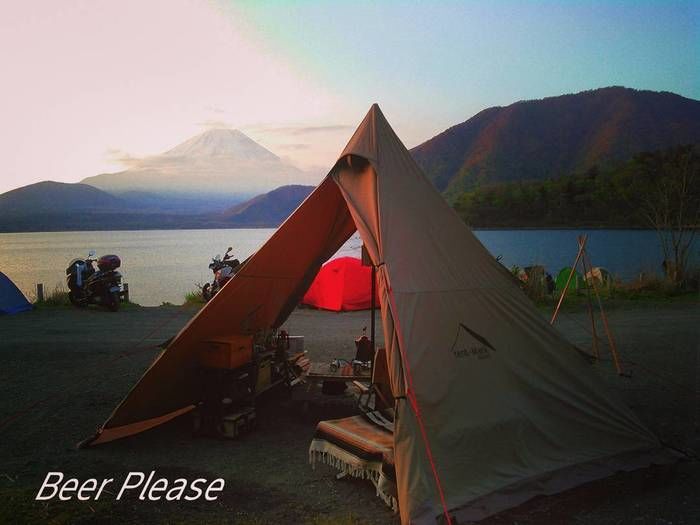 富士山の見える湖の近くでキャンプをしている様子