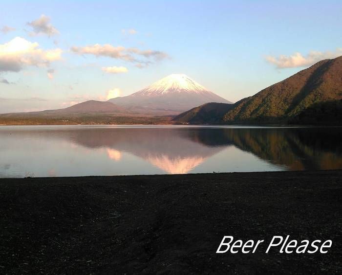 湖の向こう側にあり、湖に写る富士山