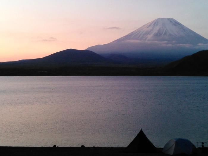 湖に臨む富士山