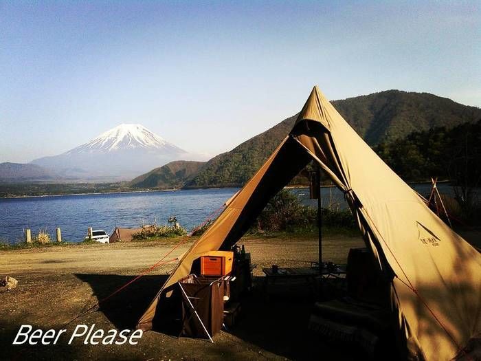 富士山の見える湖の近くでキャンプをしている様子