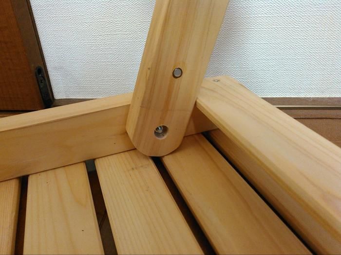 天板に脚を装着する様子