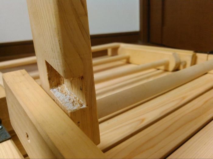 テーブルを組み立てる様子