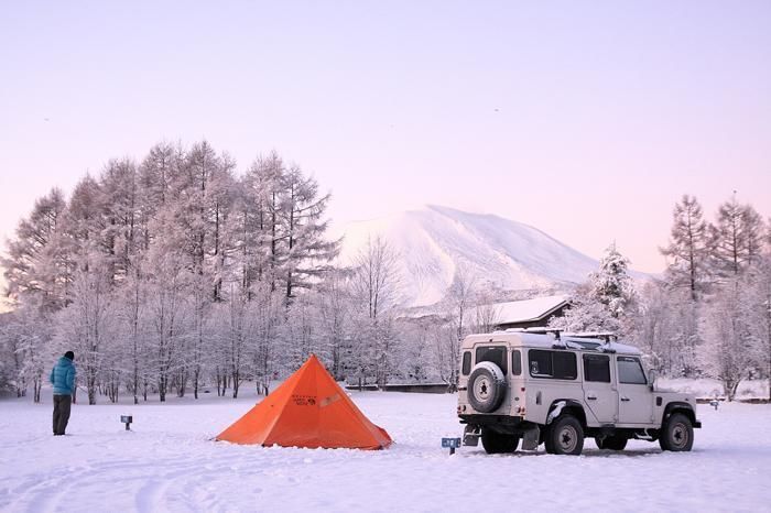 雪の中キャンプを楽しむ様子