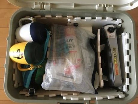 細かいものはコンテナにまとめることを説明している写真