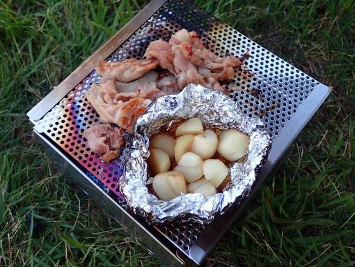 焼かれた肉とホイル焼きのにんにく