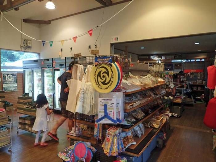 無印良品津南キャンプ場の管理棟内の売店