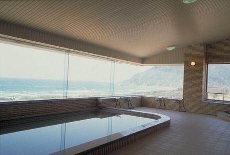 海の見える屋内温泉の写真