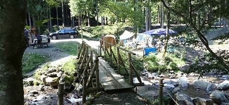 BOSCOオートキャンプベースを流れる川にかかる橋